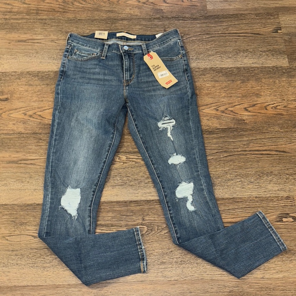 Women's Levi’s size 28 (6 Medium) Blue Distressed Jeans